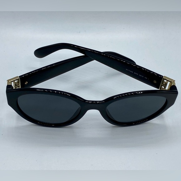 Givenchy Logo Oval Sunglasses, made in 🇮🇹 Italy‼️100% Authentic ‼️ - Picture 8 of 16